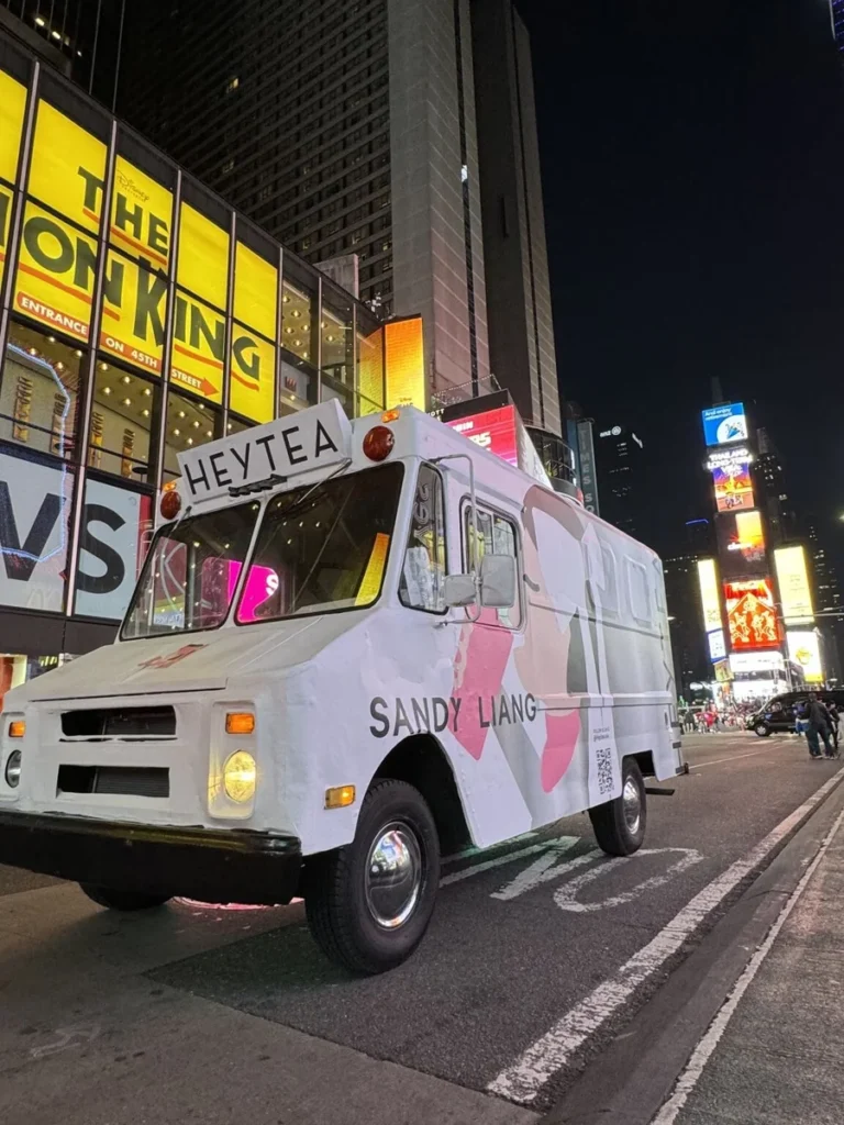 The mobile experience meets a gathering on a New York street. Courtesy of HEYTEA.